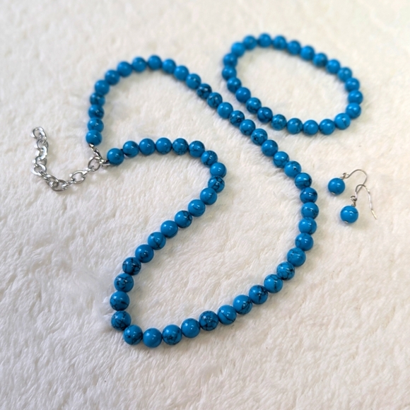 Vintage Blue Howelite Beaded Jewelry Set, Necklace, Bracelet, & Earrings - Picture 4 of 10